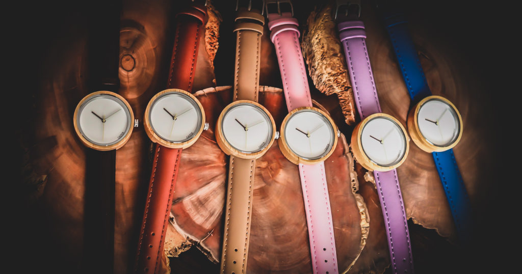 Relojes de madera Castor Luz slide